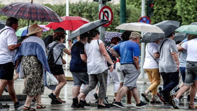 «Άνοιξαν» οι ουρανοί στην Αττική: Ραγδαία επιδείνωση του καιρού τις επόμενες ώρες – Οι 6 περιοχές που βρίσκονται στο «κόκκινο»