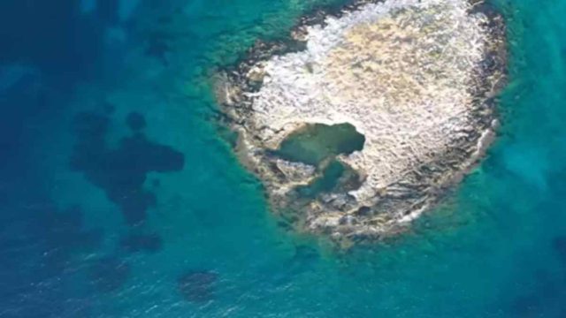Απέχει 40 λεπτά από το κέντρο της Αθήνας: Το ανέγγιχτο νησάκι της Αττικής με τα κρυστάλλινα νερά, όπου πας κολυμπώντας (Video)
