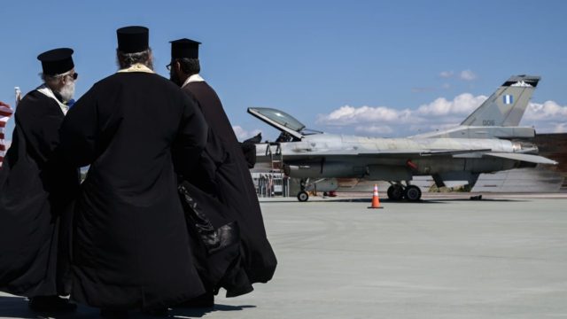 Τι κάνει ένας παπάς σε αεροπλάνο… Το καμένο ανέκδοτο της ημέρας (18/6)