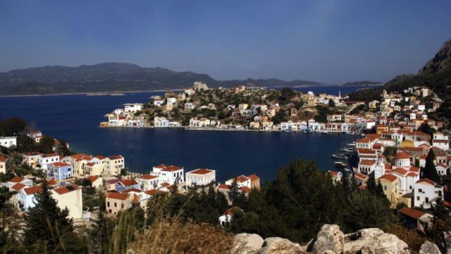 Το πολύχρωμο νησί που δε χρειάζεσαι αμάξι και ξαπλώστρα – Το γαλάζιο σπήλαιό του θα σας μαγέψει!