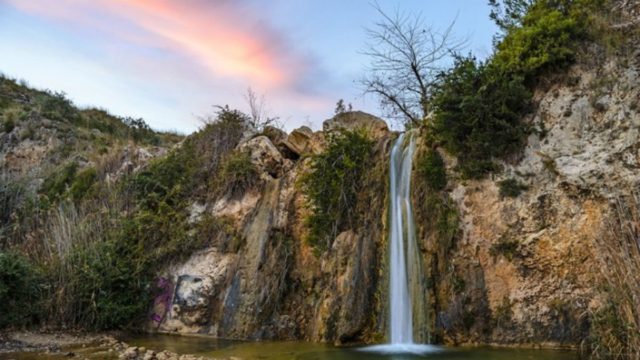 Για μπάνιο στον μυστικό καταρράκτη της Αττικής – Η δροσερή λύση για το καλοκαίρι