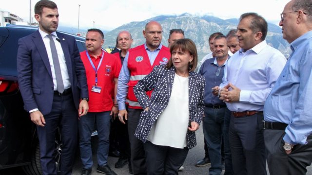 Ναυάγιο στην Πύλο: «Τη δημοκρατική προσέγγιση την είδαμε στον φράχτη που φωτογραφίζεστε…» – Επεισόδιο με την Κατερίνα Σακελλαροπούλου στην Καλαμάτα (video)