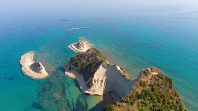 Σπάνια, εξωτική ομορφιά σαν… παραμύθι: Η μαγευτική παραλία των Επτανήσων με τα τιρκουάζ νερά που θα σε ταξιδέψει (Video)