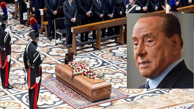 «Ciao Silvio»: Με χειροκροτήματα και στρατιωτικές τιμές αποχαιρέτησαν οι Ιταλοί τον Μπερλουσκόνι στο Μιλάνο (video)