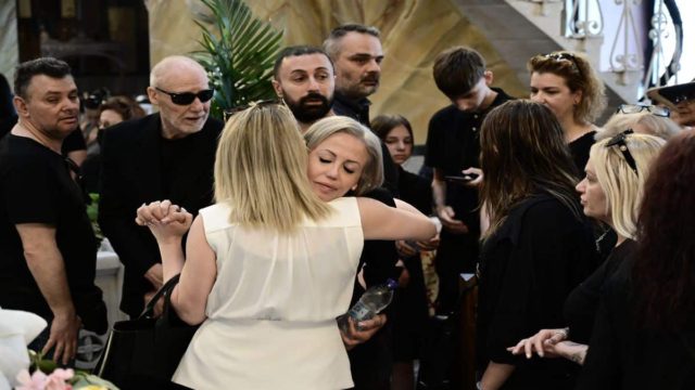 Κηδεία Γιάννη Φλωρινιώτη: «Είμαι περήφανη για σένα πατέρα»! Ο σπαραγμός της κόρης του, Άννας, μέσα στην εκκλησία – “Ραγίζει” καρδιές ο επικήδειος της (Video)