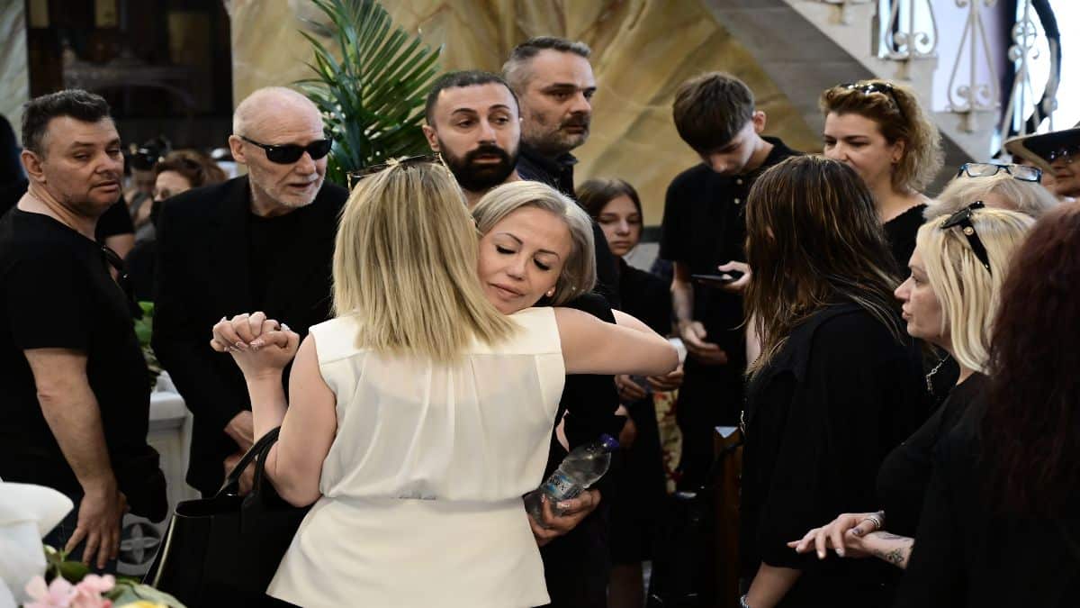 Κηδεία Γιάννη Φλωρινιώτη: «Είμαι περήφανη για σένα πατέρα»! Ο σπαραγμός της κόρης του, Άννας, μέσα στην εκκλησία – “Ραγίζει” καρδιές ο επικήδειος της (Video)