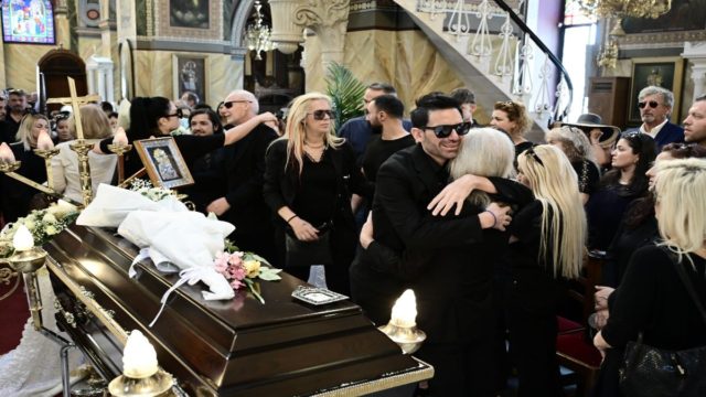 Κηδεία Γιάννη Φλωρινιώτη: «Δεν ήρθε γιατί…» – Ο πραγματικός λόγος που δεν παρευρέθηκε ο γιος του, Σάββας! (Video)