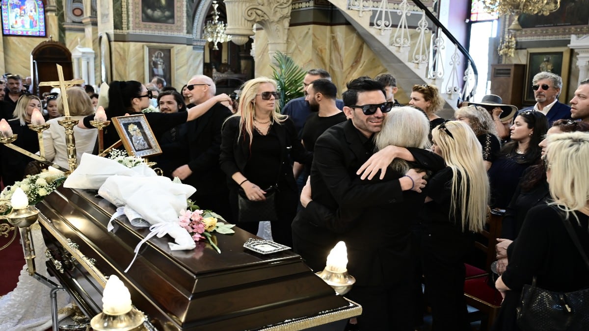 Κηδεία Γιάννη Φλωρινιώτη: «Δεν ήρθε γιατί…» – Ο πραγματικός λόγος που δεν παρευρέθηκε ο γιος του, Σάββας! (Video)