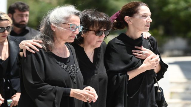 Κηδεία Νόνικας Γαληνέα: Συντετριμμένες οι κόρες της στο τελευταίο “αντίο” – Η σφιχτή αγκαλιά και τα δακρυσμένα μάτια τους (Video)