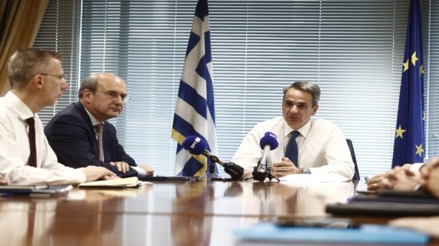 Φοροελαφρύνσεις προ των πυλών! Πριν τις διακοπές του Αυγούστου η ψήφιση του φορο-νομοσχεδίου της κυβέρνησης – Τι συζήτησαν Μητσοτάκης – Χατζηδάκης στο υπουργείο Οικονομικών (Video)