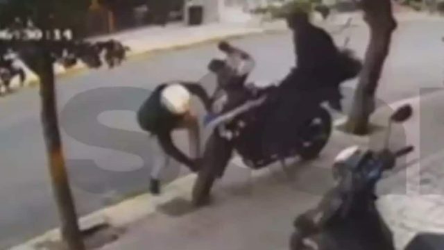 Άντρο κακοποιών το κέντρο της Αθήνας: Βίντεο-ντοκουμέντο από την κλοπή μηχανής μέσα σε έξι λεπτά!
