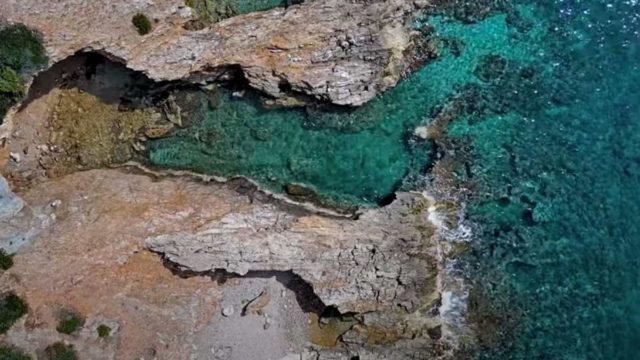 Ο κόλπος της Αφροδίτης: Η κρυφή ερωτική παραλία μια ανάσα από το κέντρο της Αθήνας (Video)