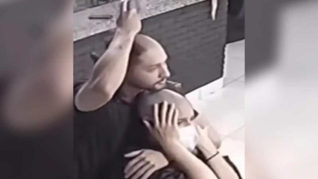 Συγκινητικό βίντεο: Κομμωτής ξυρίζει το κεφάλι του για αλληλεγγύη σε καρκινοπαθή πελάτισσα