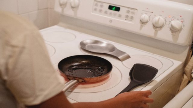Τέρμα στο τρίψιμο με αυτό το “μαγικό” μείγμα! Καθάρισε λαδιές και ξεραμένα λίπη από παντού χωρίς κόπο αλλά με.. τρόπο