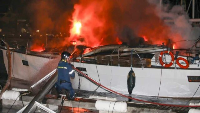 Πανικός στο Λαύριο: Κάηκε ολοσχερώς σκάφος στο λιμάνι (video)