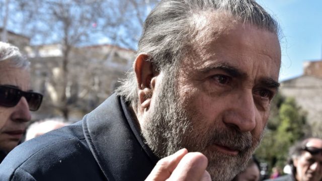Ξέσπασε κλαίγοντας ο Λάκης Λαζόπουλος στον Άγιο των θαυμάτων (ΦΩΤΟ)