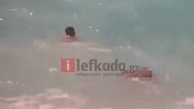 Σοκαριστικό βίντεο από τη Λευκάδα: Οι υπεράνθρωπες προσπάθειες ναυαγοσωστών να ανασύρουν τη σορό του άτυχου τουρίστα