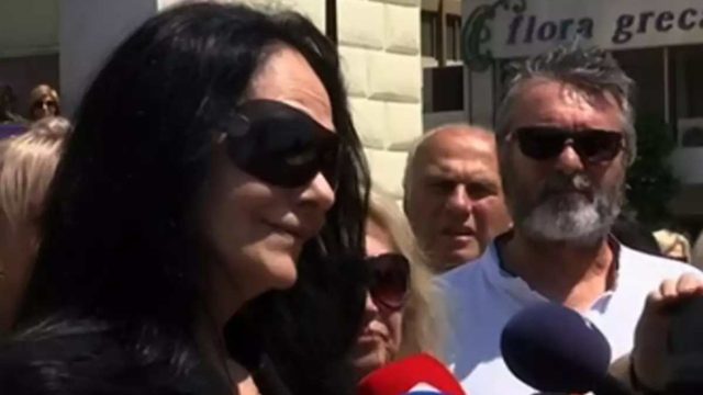 Κηδεία Γιάννη Φλωρινιώτη: Υποβασταζόμενη η σύζυγός του Μάχη Φλωρινιώτη – «Ήμασταν μαζί από 17 χρονών» (Video)