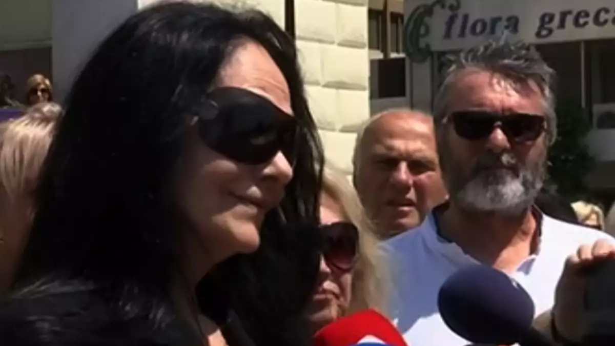 Κηδεία Γιάννη Φλωρινιώτη: Υποβασταζόμενη η σύζυγός του Μάχη Φλωρινιώτη – «Ήμασταν μαζί από 17 χρονών» (Video)