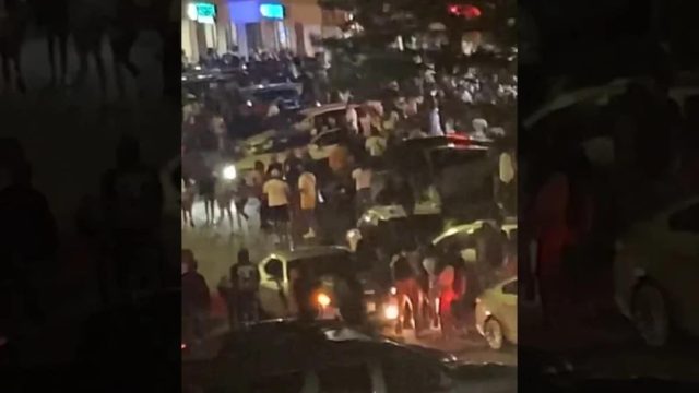 Μακελειό στις ΗΠΑ: Πυροβολισμοί έξω από εμπορικό κέντρο! Αναφορές για πολλά θύματα – Τουλάχιστον 17 τραυματίες (Video)