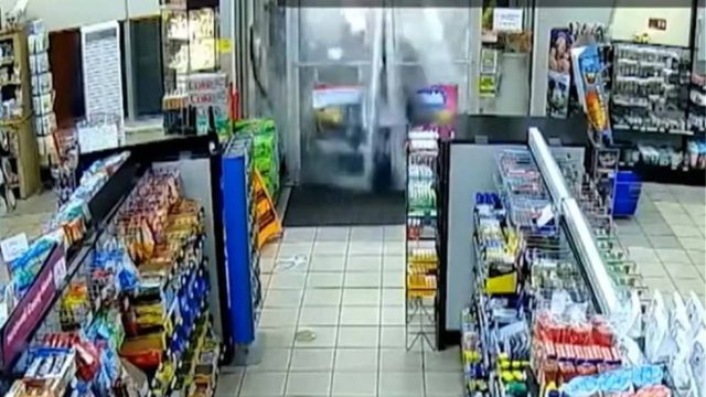 Σοκαριστικές εικόνες: Η στιγμή που αυτοκίνητο μπουκάρει με ταχύτητα σε κατάστημα βενζινάδικου και παρασύρει πεζό
