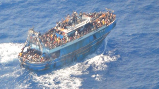 Η φωτογραφία της ημέρας: Ναυάγιο στην Πύλο – Το υπερφορτωμένο σκάφος λίγες ώρες πριν βυθιστεί…