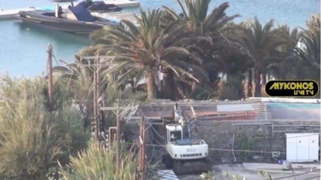 Μπουλντόζες κατεδαφίζουν τα αυθαίρετα του Nammos στη Μύκονο