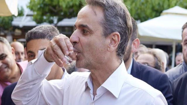 Στιγμές χαλάρωσης για τους πολιτικούς αρχηγούς – Το έριξαν στις ρακές λίγο πριν τις κάλπες (video)