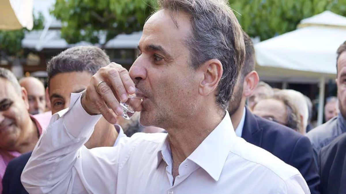 Στιγμές χαλάρωσης για τους πολιτικούς αρχηγούς – Το έριξαν στις ρακές λίγο πριν τις κάλπες (video)