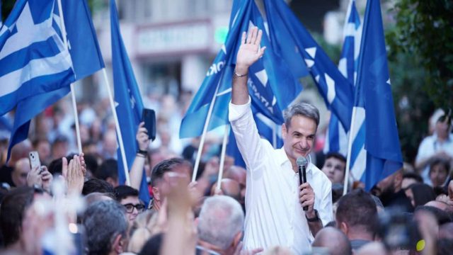 Εκλογές 2023: Ο Μητσοτάκης χτυπά την… καμπάνα στη Νίκη και τους υποστηρικτές της – «Αφήστε την Εκκλησία μακριά από την πολιτική»