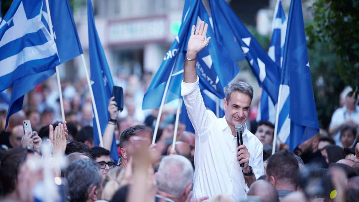 Εκλογές 2023: Ο Μητσοτάκης χτυπά την… καμπάνα στη Νίκη και τους υποστηρικτές της – «Αφήστε την Εκκλησία μακριά από την πολιτική»