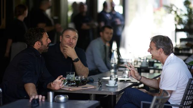 Κυριάκος Μητσοτάκης: Για καφέ με τον Αντώνη Ρέμο και τον Αντώνη Τσαπατάκη στο κέντρο της Θεσσαλονίκης ο πρόεδρος της ΝΔ
