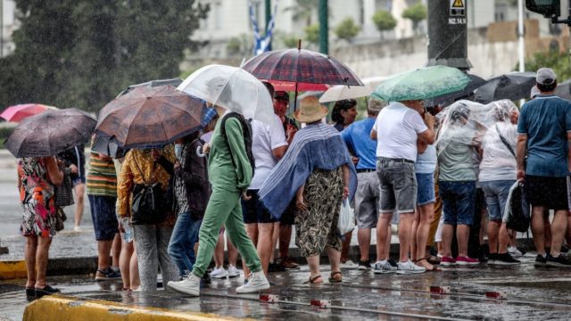 Χαμός στην Αττική: Ξαφνική μπόρα πλημμύρισε δρόμους και εγκλώβισε οδηγούς και πεζούς – Τι καιρό θα κάνει του Αγίου Πνεύματος