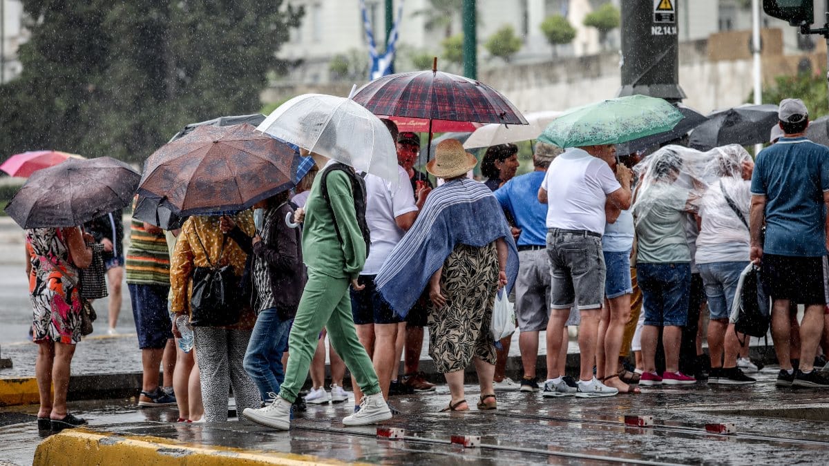 Χαμός στην Αττική: Ξαφνική μπόρα πλημμύρισε δρόμους και εγκλώβισε οδηγούς και πεζούς – Τι καιρό θα κάνει του Αγίου Πνεύματος