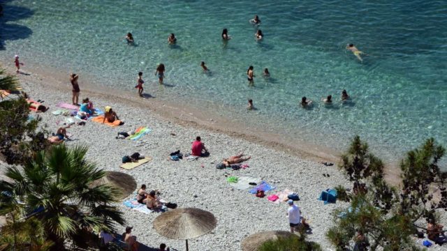 Η φωτογραφία της ημέρας: Άρχισαν τα μπάνια στις παραλίες του Ναυπλίου