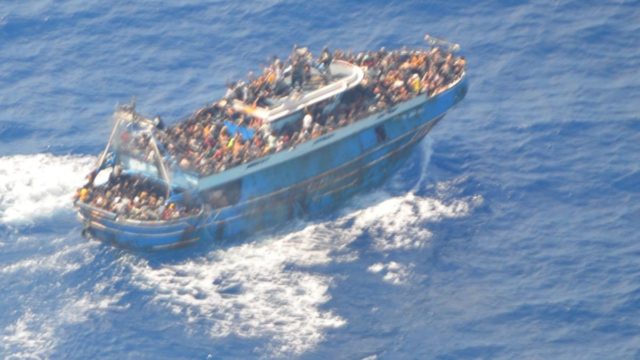 Ναυάγιο στην Πύλο: Το παράδοξο της τραγωδίας – 104 διασωθέντες άνδρες ενώ δεν έχουν βρεθεί καθόλου γυναικόπαιδα! Πληροφορίες ότι είχαν πέσει για ύπνο στα αμπάρια! (Video)