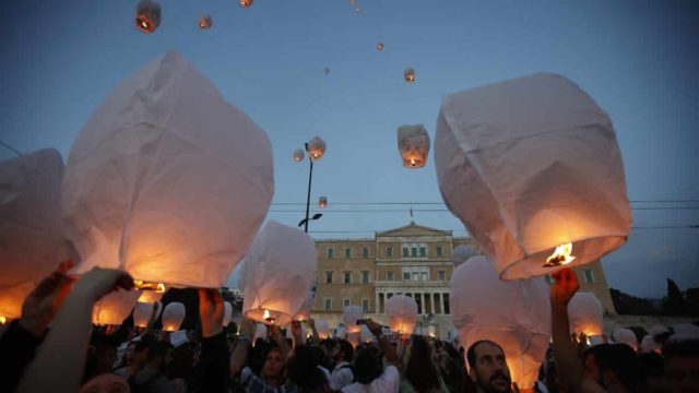 Ναυάγιο στην Πύλο: «Κοιμηθείτε ήσυχοι δεν ερχόμαστε, πνιγήκαμε» – Δεκάδες φαναράκια στον ουρανό για τα θύματα της τραγωδίας