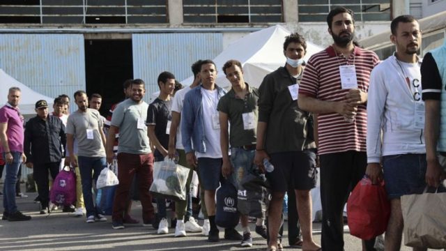 Ναυάγιο στην Πύλο: Έφτασαν στη Μαλακάσα οι 71 μετανάστες – Πού θα φιλοξενηθούν (video)