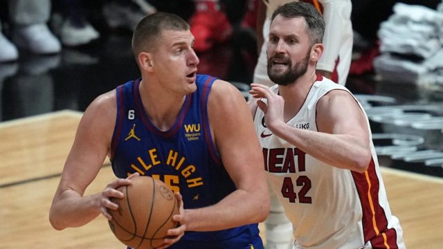 Τελικοί NBA 2023: Break στο break από τους Νάγκετς με τους τριπλούς Γιόκιτς-Μάρεϊ να «αλώνουν» το Μαϊάμι (video)