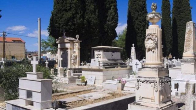 Φρίκη στην Πάτρα: Άνοιξε τον τάφο της μητέρας της και δεν υπήρχε τίποτα μέσα