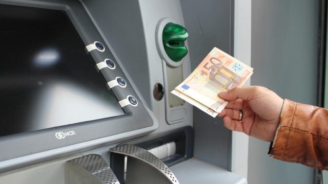 «Έσκασε» νέο επίδομα για χιλιάδες πολίτες – Συναγερμός στα ATM της χώρας