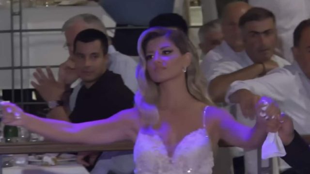 Ξανθιά καλλονή νύφη από την Λαμία “τρέλανε” το διαδίκτυο: Χόρεψε τσάμικο στο γάμο της και έγινε viral (Video)
