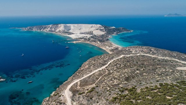 Ένας φυσικός «παράδεισος»: Το ελληνικό νησί του Αιγαίου με την γκρι αμμουδιά και τα ζαφειρένια νερά που παραδίνεσαι από το πρώτο λεπτό