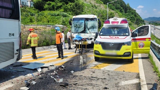 Νότια Κορέα: Καραμπόλα με τρία σχολικά λεωφορεία – Πάνω από 80 οι τραυματίες, ανάμεσά τους παιδιά (photos)