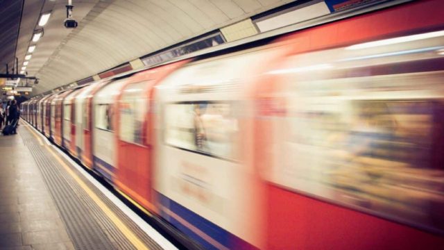 Πανικός στο μετρό του Λονδίνου: Άνδρας έβγαλε μαχαίρι και αυτοκτόνησε μπροστά σε κόσμο