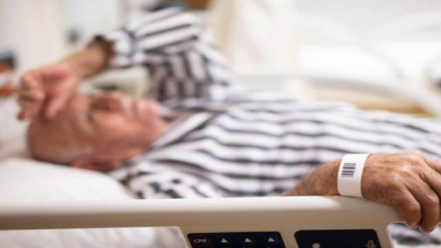 Η εγγονή αρνήθηκε να φροντίσει τον 86χρονο παππού της – Όταν “πέθανε” της έδωσε ένα μάθημα