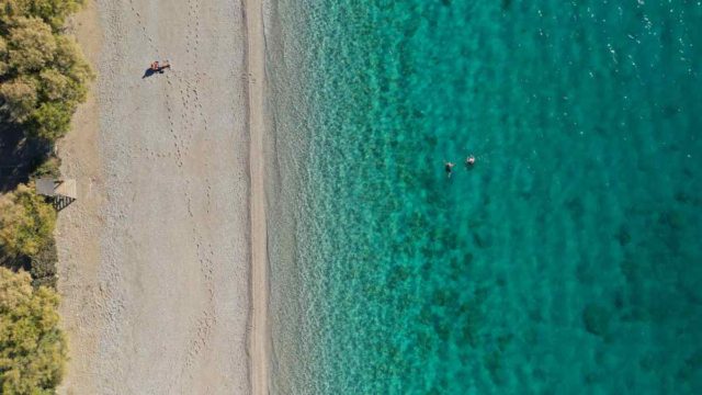 Κρυμμένες παραλίες στην Αττική: Οι 3 επιλογές που θυμίζουν νησί και είναι μια «πνοή» από το κέντρο