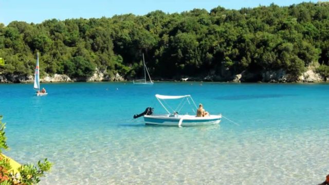Μόνο στην Ελλάδα: Η μαγευτική παραλία με το παράξενο σχήμα, όπου μπορείς να επιλέξεις και τη θερμοκρασία του νερού (Video)