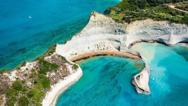 Εξωτική ομορφιά: Η παραλία των Επτανήσων με τα τιρκουάζ νερά που θα σε… «αποπλανήσει»