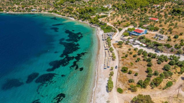 Μόνο 1 ώρα από την Αθήνα: Η καταπράσινη παραλία με τα γαλάζια νερά που γνωρίζουν ελάχιστοι (Video)